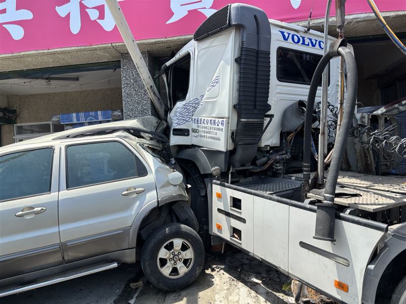 台東縣成功鎮發生驚險追撞事故,一台載滿水泥的大型槽車,不明原因突然失控暴衝,整台車撞進路旁的家具賣場。(圖/翻攝畫面)