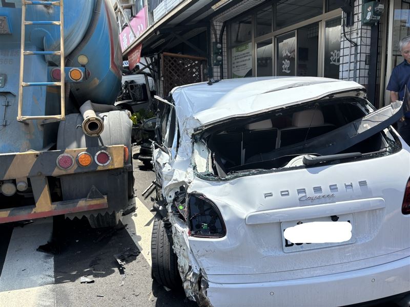 台東縣成功鎮發生驚險追撞事故,一台載滿水泥的大型槽車,不明原因突然失控暴衝,整台車撞進路旁的家具賣場。(圖/翻攝畫面)