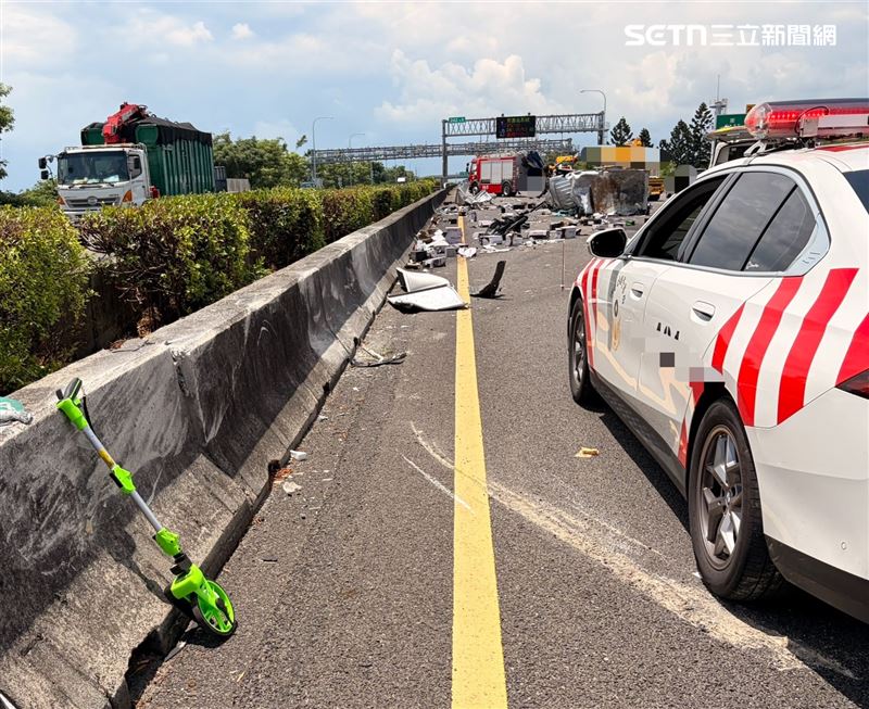 國1雲林斗南路段發生追撞車禍,小貨車自撞翻覆後又遭特斯拉追撞,2人受傷送醫。(圖/翻攝畫面)