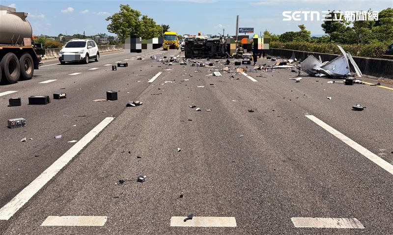 國1雲林斗南路段發生追撞車禍,小貨車自撞翻覆後又遭特斯拉追撞,2人受傷送醫。(圖/翻攝畫面)