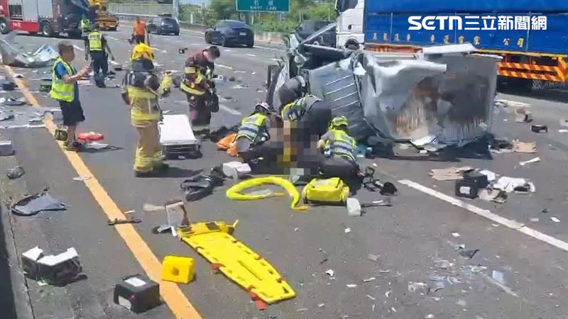 國1雲林斗南路段發生追撞車禍,小貨車自撞翻覆後又遭特斯拉追撞,車身嚴重扭曲變形、幾乎解體。(圖/翻攝畫面)