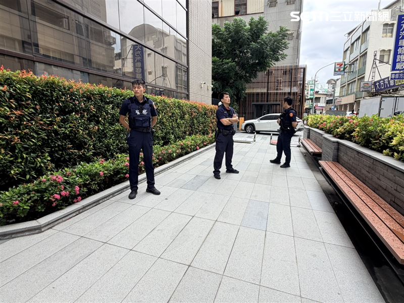 轄區警方接獲診所報案,員警到場協助維護病患隱私。(圖/記者林昱孜攝影)