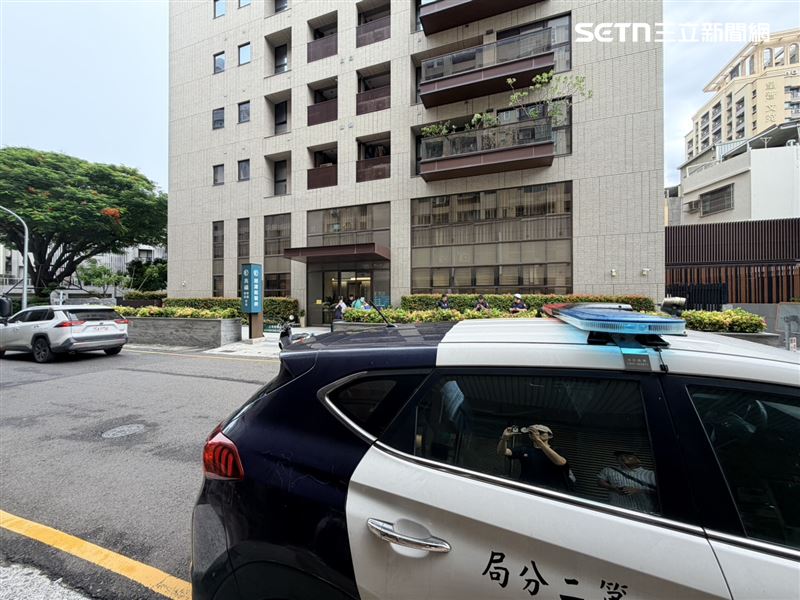 趙建銘位於台南中西區的骨科診所,下午看診時間未到,就先看到警察現身「維護病患隱私」。(圖/記者林昱孜攝影)