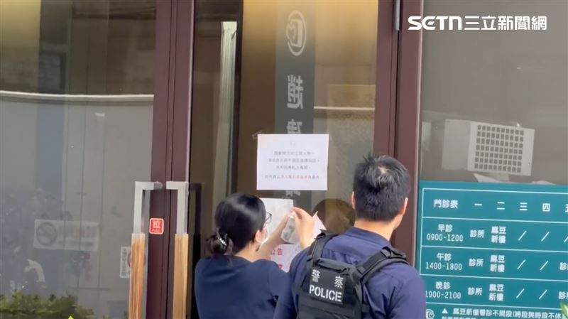 診所人員外出張貼公告,強調趙醫師已非公眾人物,謝絕採訪。(圖/記者林昱孜攝影)