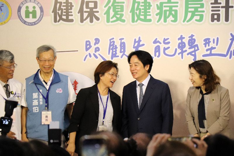 健保署14日於彰化縣員郭醫院舉行健保復健病房計畫啟航記者會,總統賴清德(右2)與彰化縣長王惠美(左3)於大合照前,在台上交談。(圖/中央社)