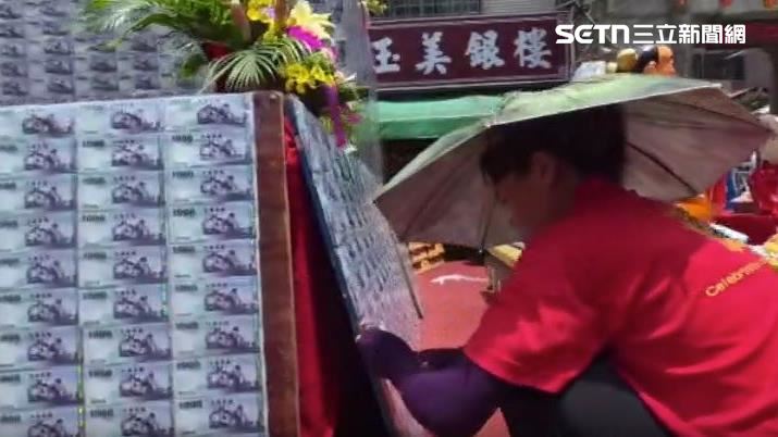 工作人員趕工將現金貼好