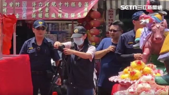 現場除了員警外還架設監視器
