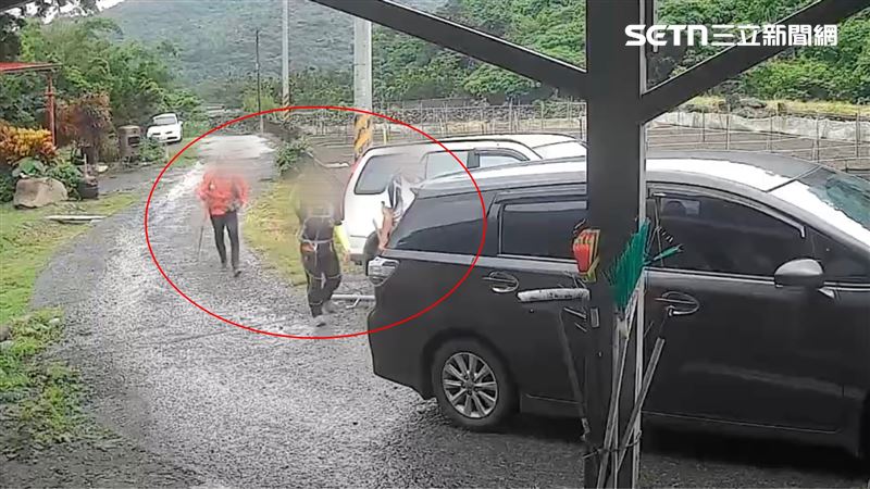 12日上午9時許,監視器拍下3名幹部身揹專業登山裝備,途中曾向在地居民探路,似乎也是初來乍到。(圖/翻攝畫面)