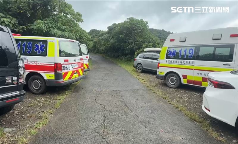 救護車已在現場戒備,準備運送傷者。(圖/翻攝畫面)