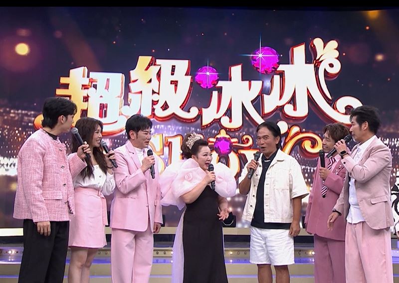 郭忠祐(左起)、蔡家蓁、陽帆、白冰冰、吳宗憲、台一線東諺、台一線阿玟大合照。(圖/民視提供)