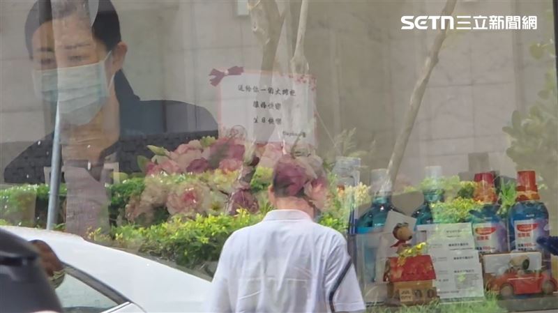 有民眾送花祝福陳幸妤離婚快樂。（圖／翻攝畫面）