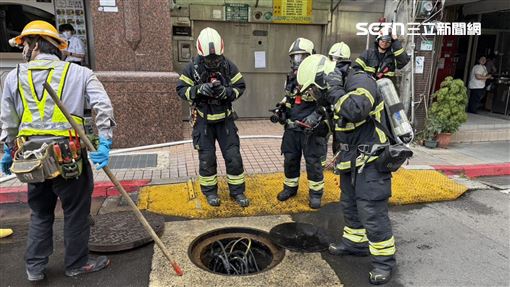 和平東路人孔蓋冒煙　警消急射水協助降溫