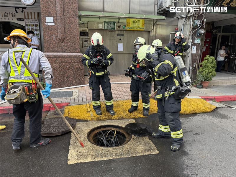 台北市和平東路二段311巷內人孔蓋突然冒煙,警方佈水線射水降溫。(圖/翻攝畫面)