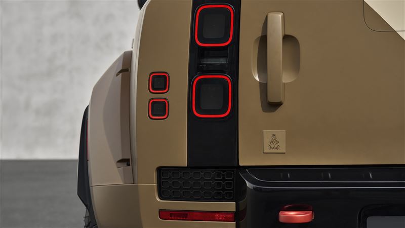 車尾有達卡拉力賽徽章。(圖/JLR提供)