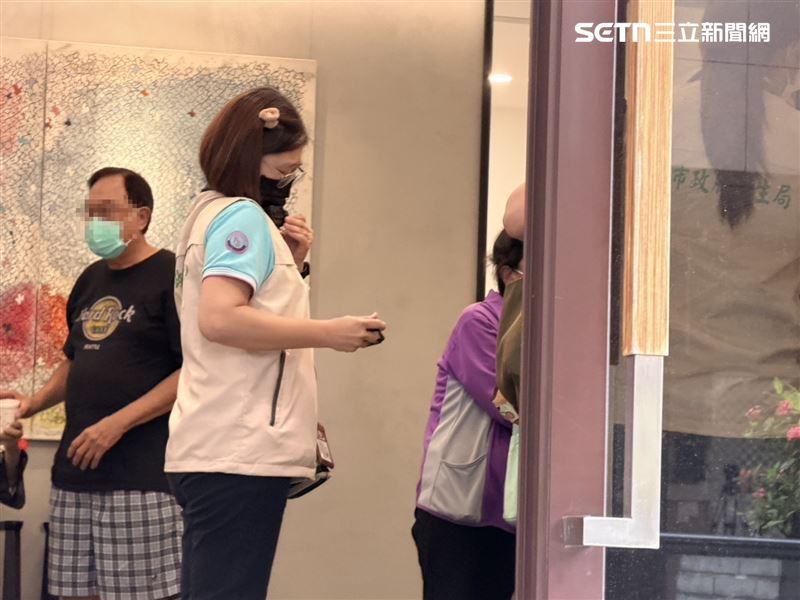 台南市衛生局上門稽查。(圖/記者林昱孜攝影)