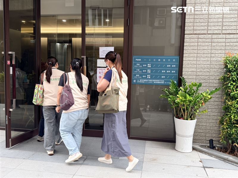 台南市衛生局上門稽查。(圖/記者林昱孜攝影)
