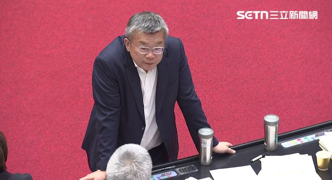 民進黨團總召蔡其昌在立院內查看議事進行。(圖/翻攝畫面)