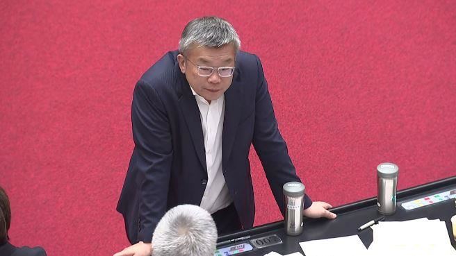 民進黨團總召蔡其昌在立院內查看議事進行。(圖/翻攝畫面)