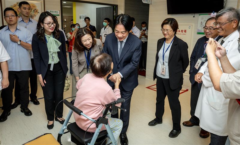 總統賴清德出席「衛生福利部健保復健病房計畫啟航記者會」,王惠美全程陪同(圖/總統府提供)