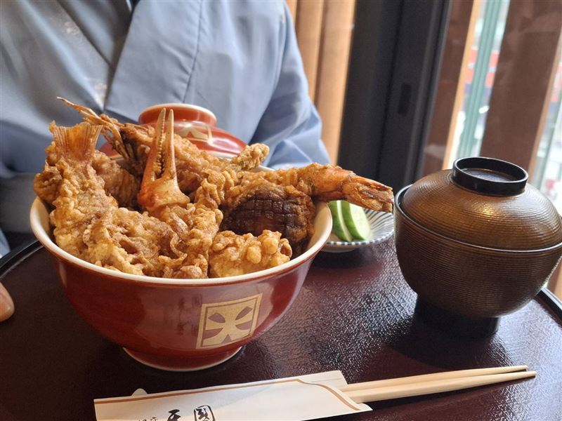 東京銀座141年天婦羅老店「銀座天國」今年二度來台,推出的3款限定料理中,銀座天國天丼」以大車蝦、蟹爪、干貝、蘆筍及蓮藕搭配米飯及醬汁。(圖/記者周佩怡攝影)