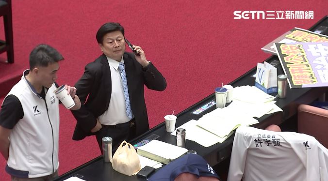藍白大砍各項預算,國民黨團傅崐萁與林沛祥在議場。(圖/翻攝畫面)