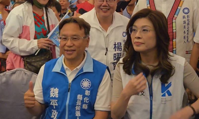 鄭麗文到彰化輔選,還沒上台演講,卻發生支持者為搶領餐盒提早離開尷尬場面。(圖/翻攝畫面)
