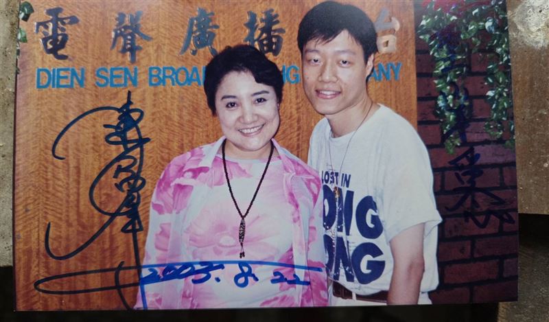 陳盈潔走了!廣播金鐘獎主持人周宥騫曝她真性情,《紅塵夢》、《渺茫情》 《世間一日情海一年》唱盡人生風浪。(圖/周宥騫提供)