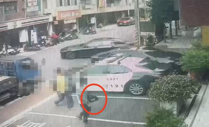撿到酒測器的民眾將失物送交到分駐所。(圖/翻攝畫面)