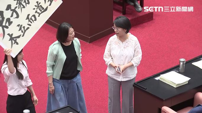 吳思瑤與翁曉玲爭論。(圖/翻攝畫面)