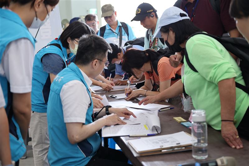 跨縣市疏散撤離,新北民眾進入宜蘭收容救濟站。(圖/新北市政府提供)