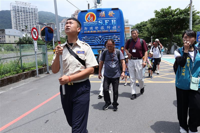 替代役男引導民眾進行跨縣市疏散撤離。(圖/新北市政府提供)