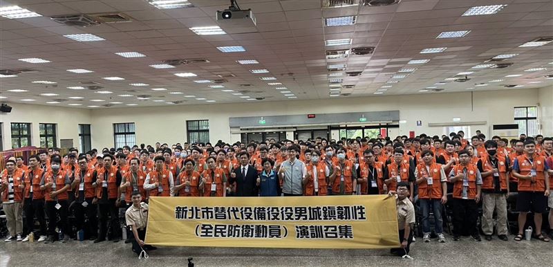 新北市政府民政局吳秀慈主秘勉勵參與演習替代役男。(圖/新北市政府提供)