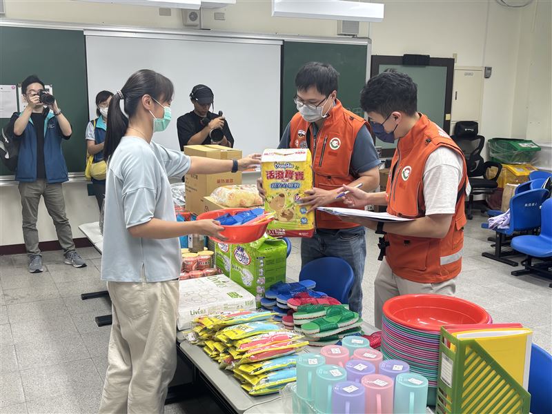 備役役男支援救濟站,協助物資發放。(圖/新北市政府提供)