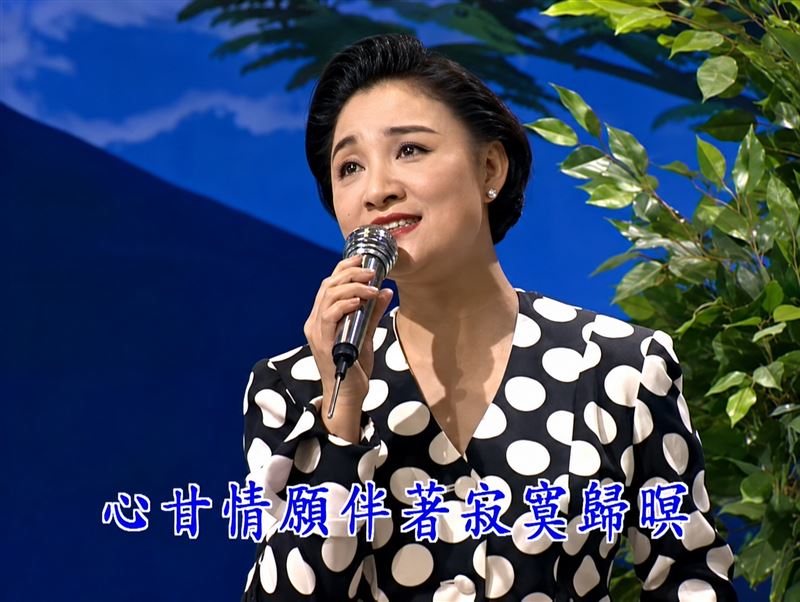 陳盈潔走了!廣播金鐘獎主持人周宥騫曝她真性情,《紅塵夢》、《渺茫情》 《世間一日情海一年》唱盡人生風浪。(圖/翻攝自《陳盈潔唱 渺茫情 國語我只在乎你》YT)