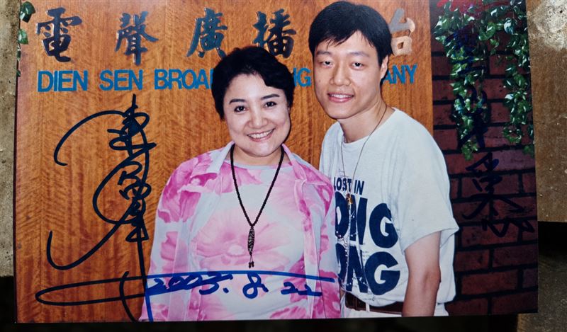 陳盈潔走了!廣播金鐘獎主持人周宥騫曝她真性情,《紅塵夢》、《渺茫情》 《世間一日情海一年》唱盡人生風浪。圖為陳盈潔上周宥騫廣播節目。(圖/周宥騫提供)