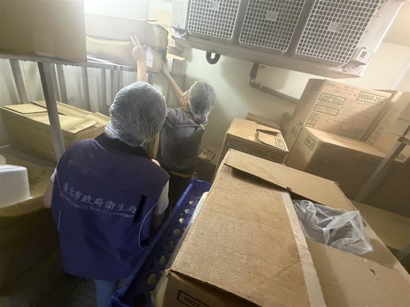 北市衛生局現場稽查麥當勞時,查有2家門市分別冷凍庫冰箱門邊不潔、無法出示3小時食品安全相關教育訓練紀錄,已要求限期改善。(圖/北市衛生局提供)