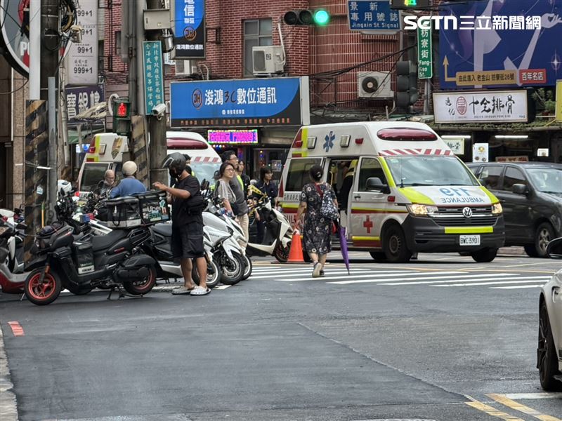 中和49歲女下班時間墜樓,砸中2部警用機車,當場失去呼吸心跳送醫救治。(圖/民眾提供)