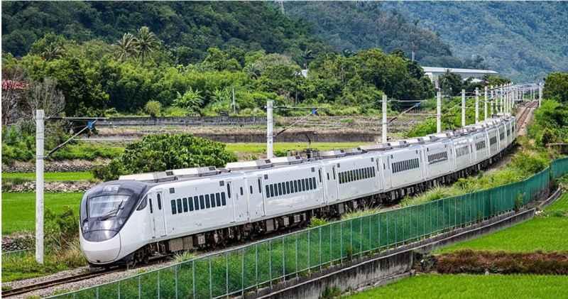 台鐵今(14日)上午發生旅客違規在EMU3000型新自強號廁所吸菸事件。(圖/翻攝自維基百科)