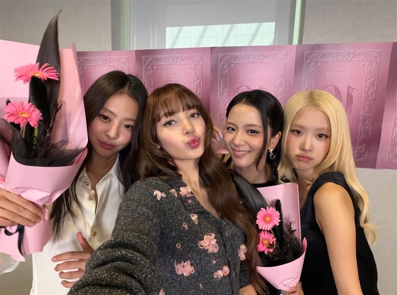 南韓天團BLACKPINK10週年紀念活動,草草在粉絲付費直播中結束。(圖/翻攝自IG @lalalalisa_m)