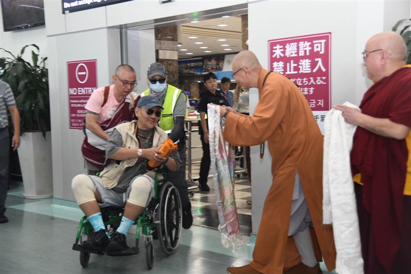 寧瑪巴第八任掌教法王秋竹法王弘法返台,高雄市佛教會榮譽理事長圓戒大和尚率眾迎接。(圖/翻攝畫面)