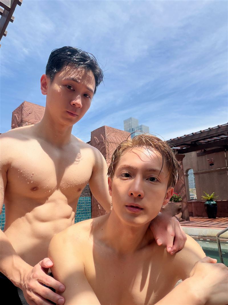 阿本合體男友於泳池畔,大秀結實肌肉與健美身材,展現滿滿的夏日陽光感。(圖/翻攝自阿本臉書)
