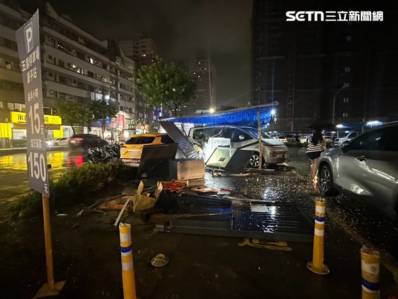 高雄左營發生小黃失控衝上人行道意外,母女衰遭撞傷,一共3人送醫救治。(圖/翻攝畫面)