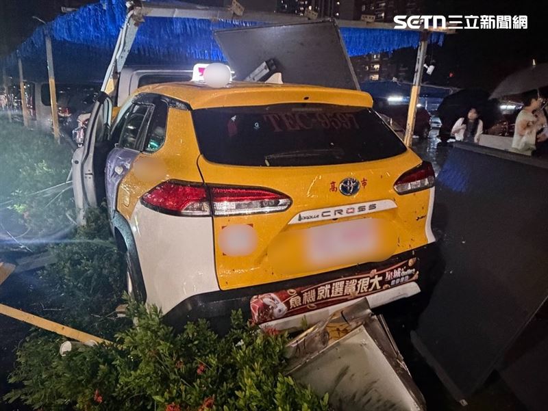 高雄左營發生小黃失控衝上人行道意外,母女衰遭撞傷,一共3人送醫救治。(圖/翻攝畫面)