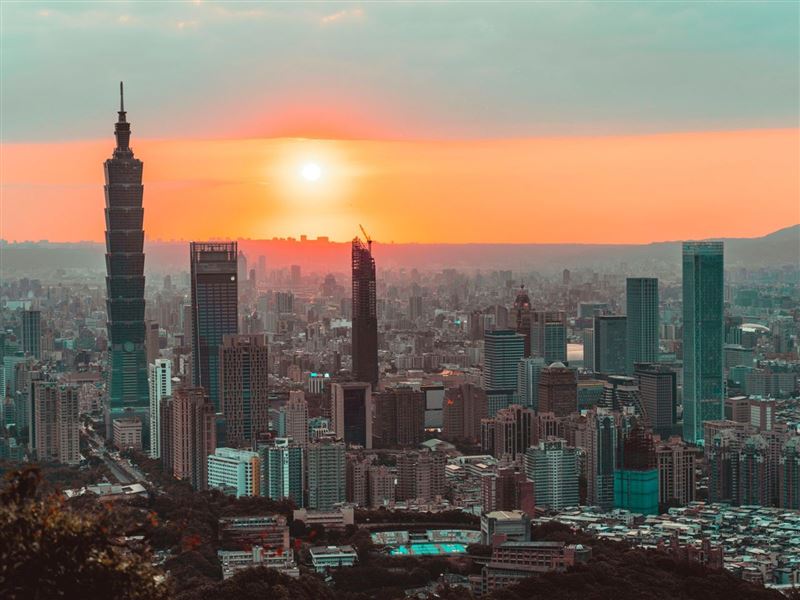 有網友在Threads發文提議將台灣改為跟日本一樣的UTC+9,冬天日落時間延後至6點,下班時就比較不會有落日餘暉的厭世感。(示意圖,Pexels)