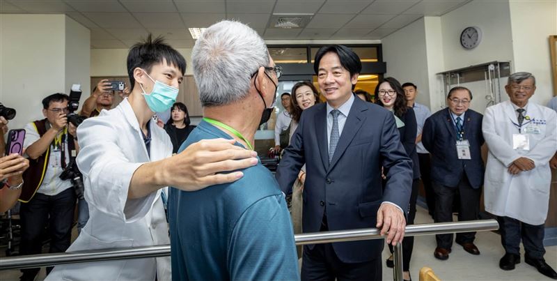 脫稿拋出8年執政目標!賴清德自栩「醫生總統」:有信心助國人延命3年。(圖/翻攝自賴清德臉書)