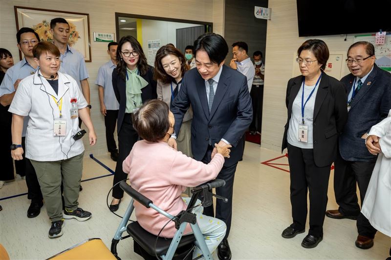 賴清德今天到彰化員郭醫院,參加「健保復健病房計畫」啟航記者會,和長輩們互動熱絡。(圖/翻攝自賴清德臉書)