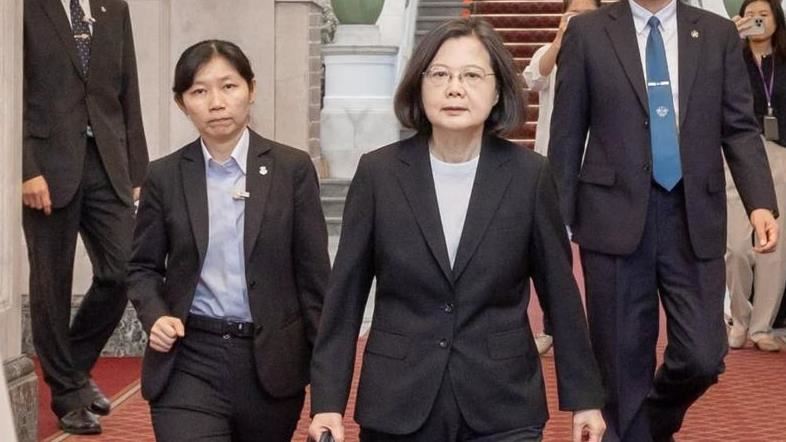 網「辣台妹」釣出蔡英文：台女不需被定義