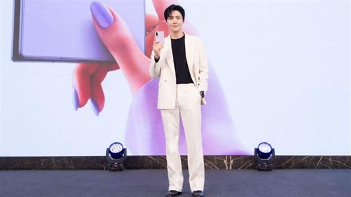 金宣虎聊生活下秒變業配王　自己笑到蹲下
