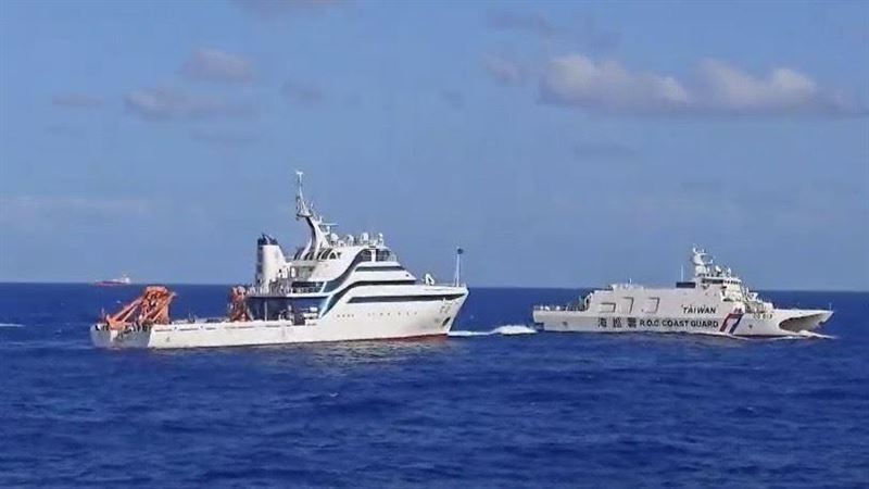 海巡艦艇強勢驅離中國科研船「同濟號」。(圖/海巡署提供)