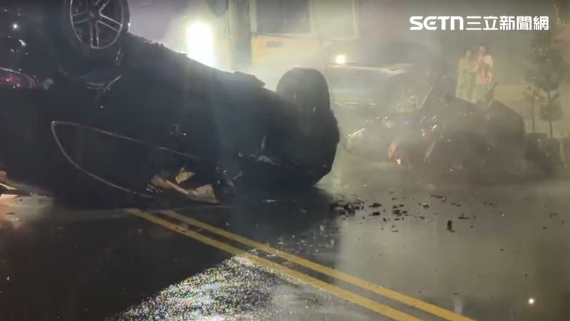 保時捷肇事翻覆後,車體冒出白煙,釀成火燒車。(圖/翻攝畫面)